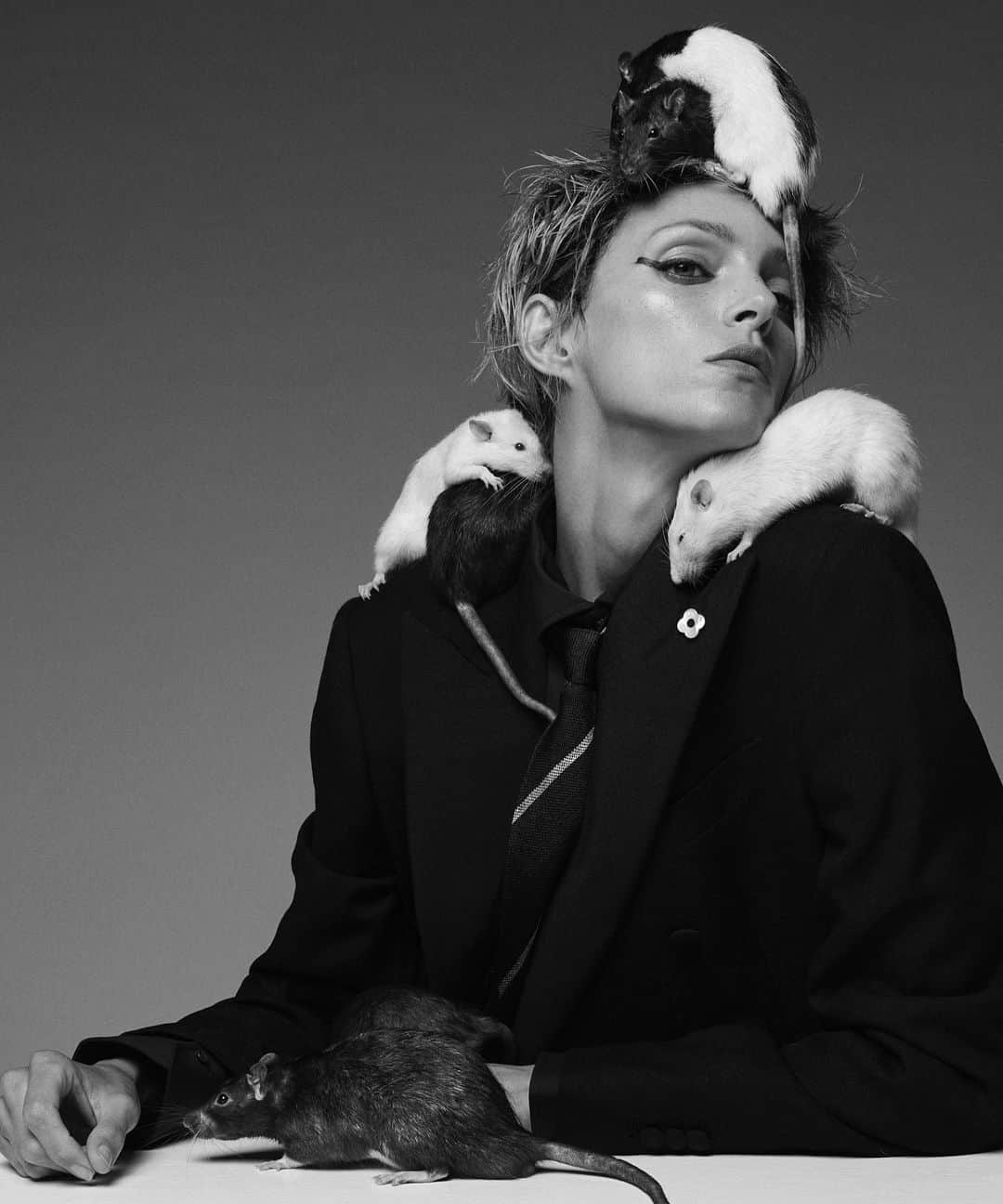 アニヤ・ルービックのインスタグラム：「“My co-stars for this shoot are from a rehabilitation center. They are now part of an educational program that teaches kids empathy and kindness towards animals . They arrived on set with 3 loving caretakers. In between shots they would stay sitting on my shoulder, sometimes venture down my sleeve on to the camera or keyboard when I was editing”. 🐀 @vogueitalia #theanimalissue  #voguevalues @tom_guinness」