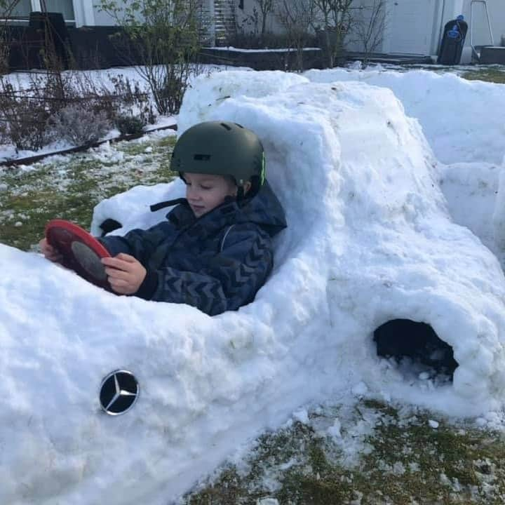 F1さんのインスタグラム写真 - (F1Instagram)「How cool is this? ⚙️❄️💯  Someone's given this little fella a day he'll never forget 👍  📸 Roger Hemberg (👏👏👏 ) #F1 #Formula1 #Snow #Mercedes」1月12日 2時05分 - f1