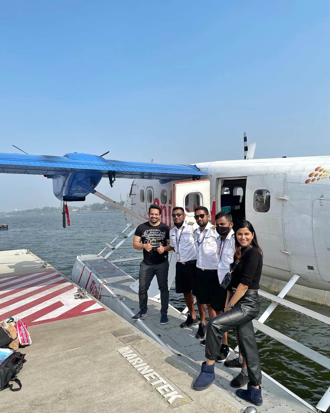 Gaurav Tanejaのインスタグラム：「What an amazing experience landing on the river in Ahmedabad. Thanks to the amazing Captains for such a smooth touchdown.  . @gujarattourism  #flyingbeast #Gujarat #seaplane」