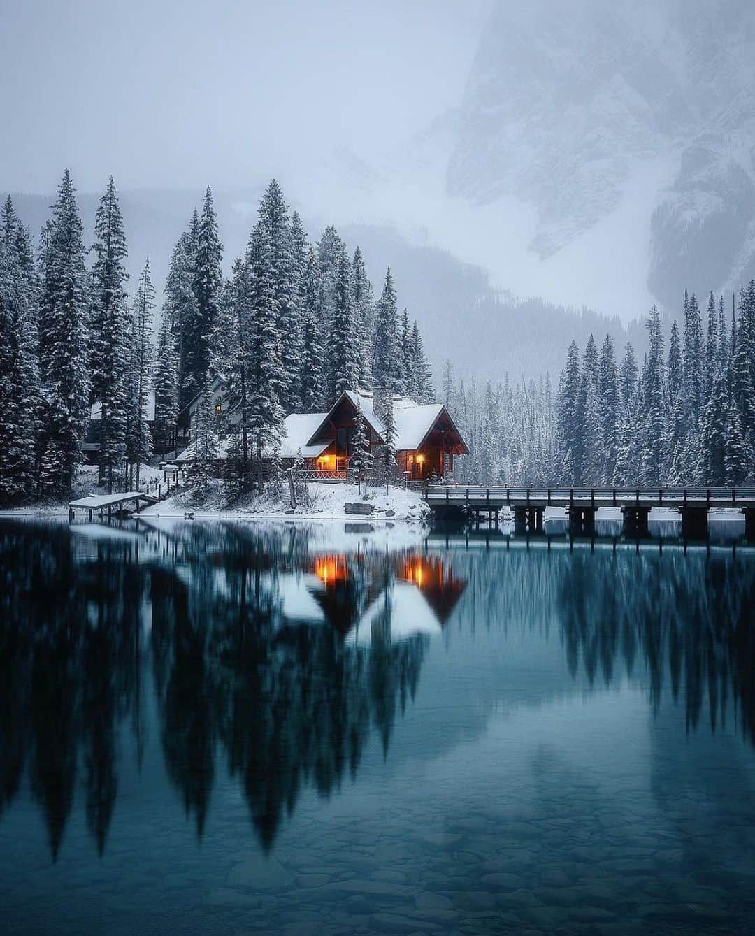 Canon Photographyさんのインスタグラム写真 - (Canon PhotographyInstagram)「Winter Lakes  Photography // @lifewithelliott  Curated by @henry.nathan  #winter #lakes #cabin #yohonationalpark」1月12日 2時08分 - cpcollectives