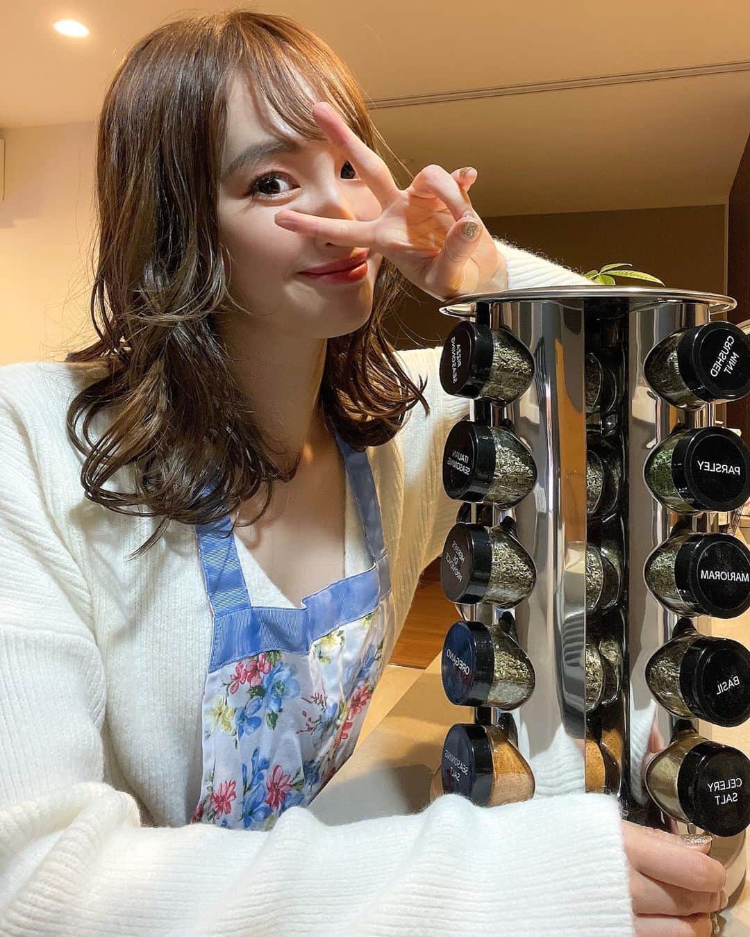 岩佐しおりのインスタグラム：「✔️🤍🤍 ・ ストーリーにも載せたスパイスっ♫ 今年からスパイスも勉強し始めたので 新たにおうちに仲間入りしました✨ (見た目から入っちゃうタイプ🤪) 本当これモチベーションになる👏 一昨日 @monko1215 さんの スパイスレッスンに参加させて頂いたのですが 2020のコロナ禍でスパイス人気が かなり高まってるみたいです😳 (おうち時間でね！！) スパイスって身体に良いと言われている 効能が沢山あるけど やっぱり摂り続けないと あまり効果は発揮されないみたい🥲 毎日少しずつ料理にとりいれて 人体実験してみようと思います🙋‍♀️✨ 学んだことのアウトプット含め スパイス料理についても これから発信していきますね♫♫ ・ #スパイス #スパイス料理 #スパイスカレー #ダイエットメニュー #代謝アップ」