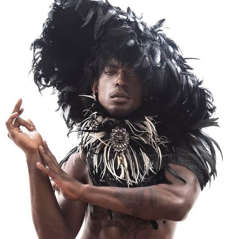 のインスタグラム：「Styling/Concept: @d33whitt & @jonzu . Photo: @kevindhoover . Chapeau: @hatcouturecreations . Model: @jonzu . Jewelry: @ericksonbeamon ... 🪶 feathered necklace .」
