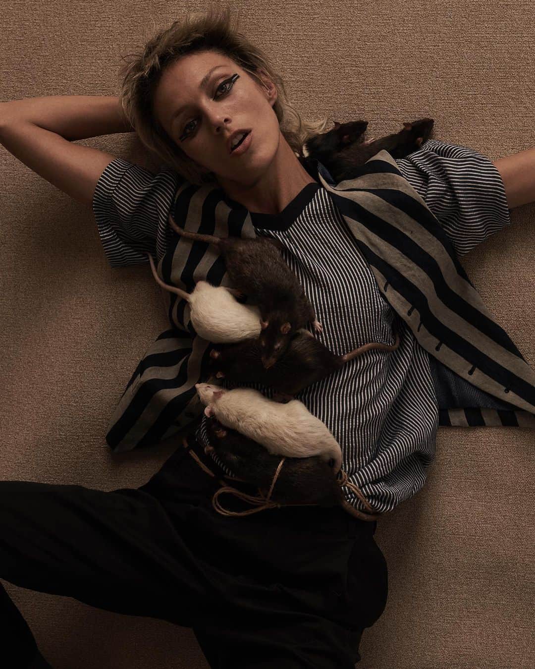 アニヤ・ルービックのインスタグラム：「These photos represent an unlikely relationship; Vogue - Rats.  We have had a very strange year. In Chineses horoscope, the year of the RAT, filled with adversity but also hope for new beginnings. 2020 forced us to adapt and see the need to change the status quo. @vogueitalia #theanimalissue  #voguevalues @tom_guinness」