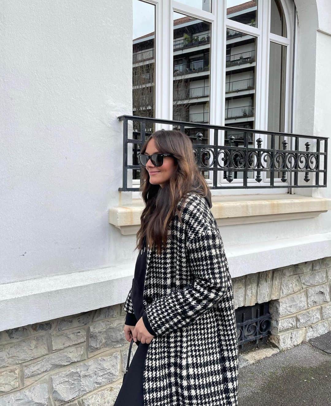 ジェラールダレルさんのインスタグラム写真 - (ジェラールダレルInstagram)「Black and white mood 🤍 @sophiesinacori is wearing our Sevana wool coat  #GerardDarel #FW2021 #Coat」1月12日 2時14分 - gerarddarel
