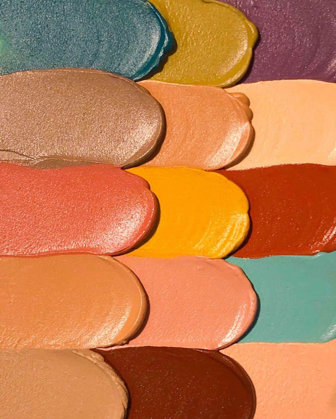 Smashboxのインスタグラム：「15 shades of creamy, dreamy perfection. Which color of Always On Cream Shadow is your fav? 🎨」