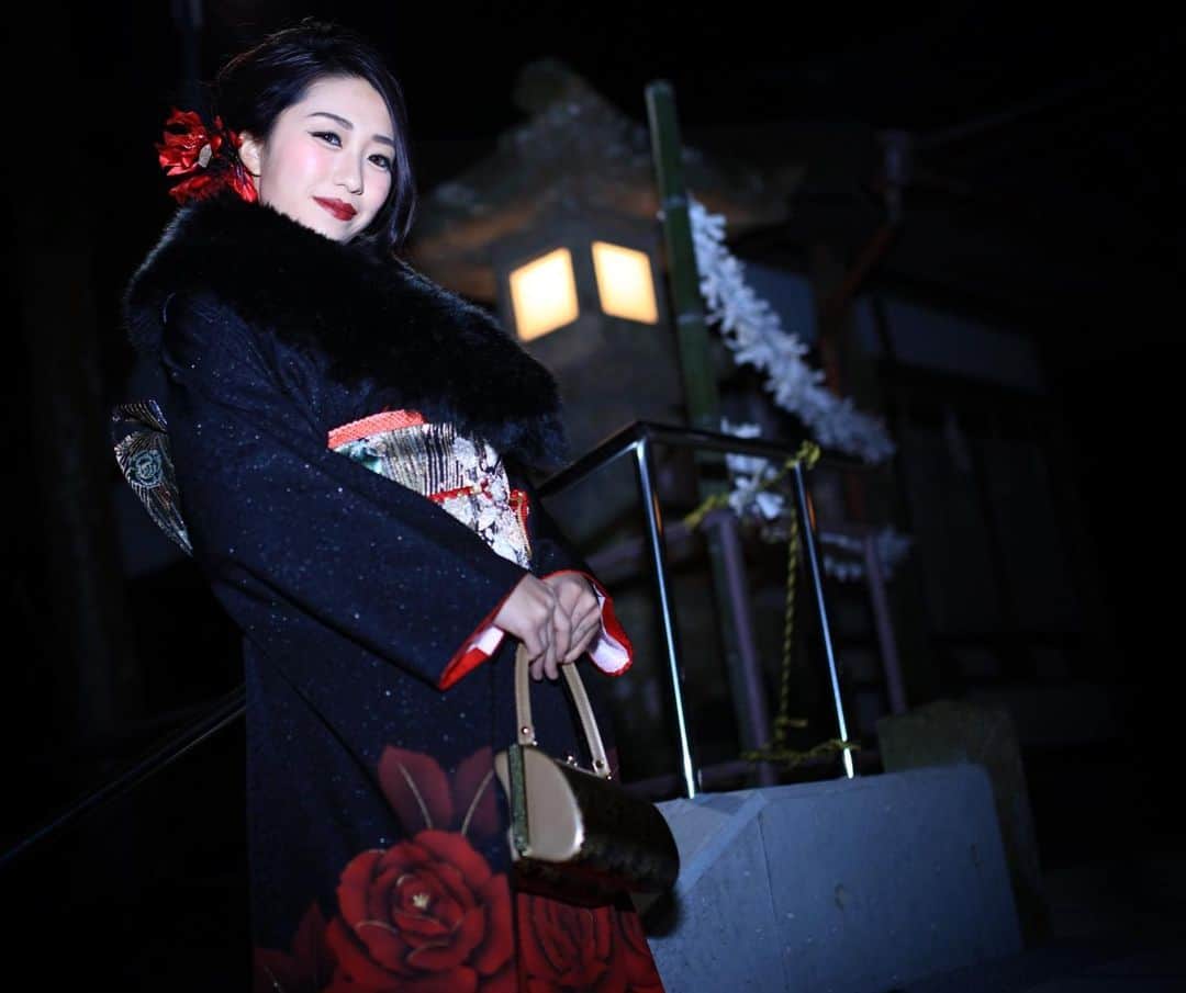 のインスタグラム：「昔の写真引っ張り出してきちゃう🤭 もう若くないんですよ… ・ 今年成人式出来なかった皆様には残念に思います。 早くみんなでコロナに勝ってより楽しい未来を見つけましょう💓」
