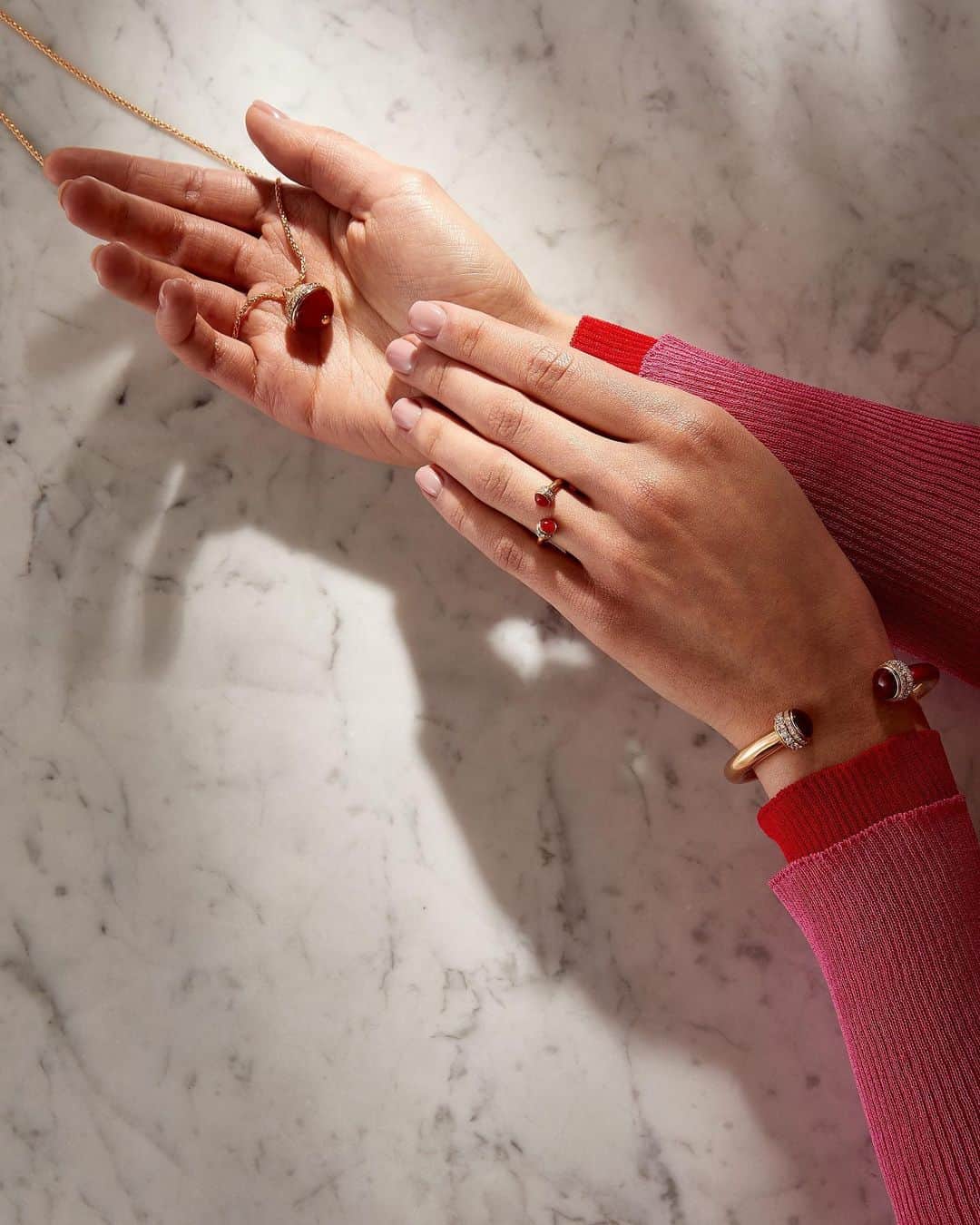 のインスタグラム：「@Piaget is all the Monday style motivation we need.   #Harrods #HarrodsFineJewellery #Piaget  Our stores are closed – but you can still shop remotely through our Personal Shopping service, and online at harrods.com.」