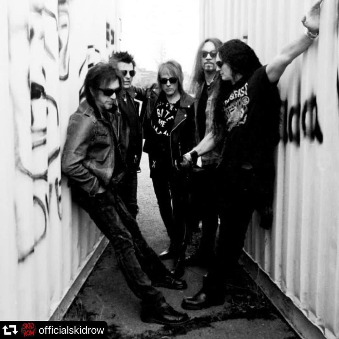 レイチェル・ボランさんのインスタグラム写真 - (レイチェル・ボランInstagram)「What they said..... ・・・ Monday reminder from @officialskidrow Whatever you’re listening to...... TURN IT UP!!! @snakesabo16 @officialrachelbolan @robhammersmith @scottihill @zptheart 📸 @chuckarlund #rock #music #loud #follow」1月12日 2時31分 - officialrachelbolan