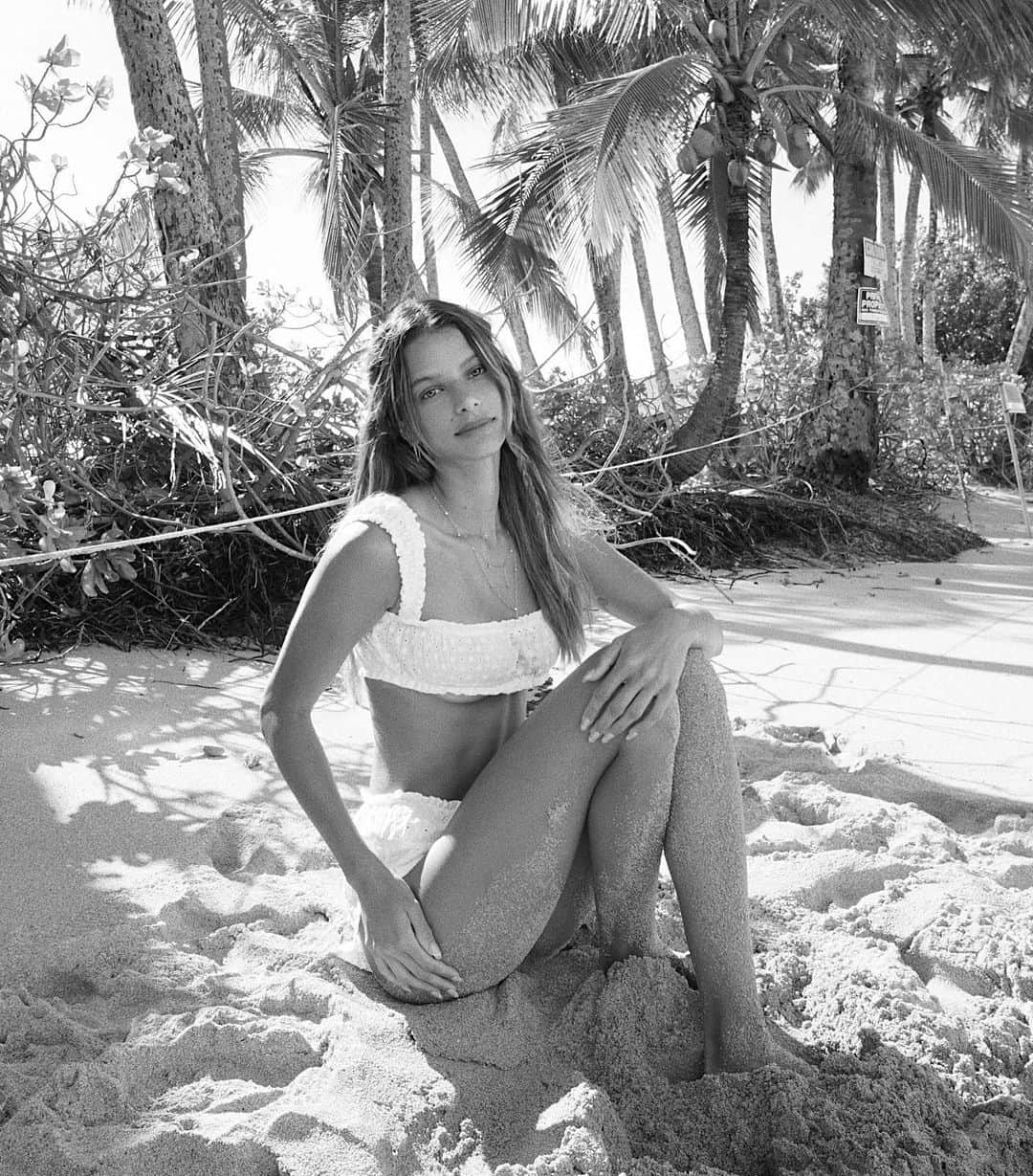 ブルーナ・リリオのインスタグラム：「🏝🧜🏼‍♀️🤍」