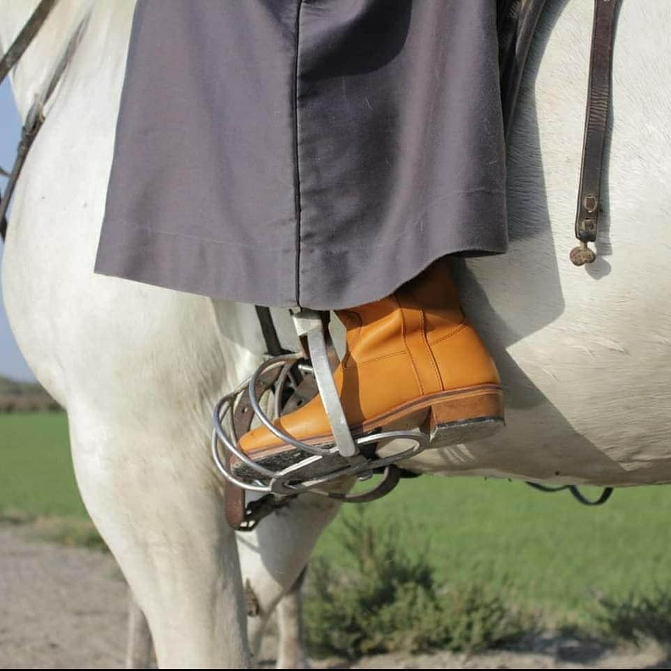 ラボッテガーディアンのインスタグラム：「☀️ Soleil, Camargue, Cheval 🐎  #perfectmonday #simplelifehappylife #labottegardiane #camarguaise #jupeculotte #camarguais #camarguehorses #cowgirl  #equitation #equestrianlife #gaucho #vaquerostyle #bootslover #bootseason #arles #vetementdetravail #equestrianchic #frenchelegance」