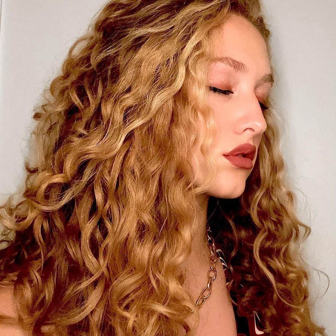 Sam Villaさんのインスタグラム写真 - (Sam VillaInstagram)「Check out how Global @Redken Artist @lindsey.marie.olson gives #curls an extra pop - then swipe to see the finished look!⠀ "Product application is key!⠀ Keep the hair saturated the entire process before beginning to style with diffuser.⠀ Mizani Miracle Milk⠀ #mizani Foam Wrap⠀ #samvillahair Dryer & Diffuser ( LOW AIR FLOW )⠀ @redken Triple Dry 15 post drying is amazing on textured hair!" - @sloane.stevens.salon ⠀ ⠀ ✖️ Shop #SAMVILLATOOLS on SamVilla.com ✖️⠀ .⠀ .⠀ .⠀ #fringe #samvilla #bangs #hairstyle #newhair #hairlook #redken #redkenready #redkenhair #redkenstylist #holidayhair #prettyhair #downstyle #curlqueen #curlyhair #curlyhair #hairtrends #licensedtocreate #modernsalon #samvillacommunity #beauty #beautytalk #january #newyear #mizani」1月12日 2時33分 - samvillahair