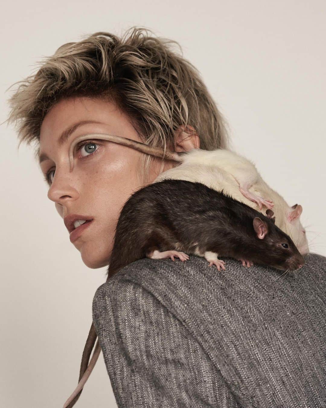 アニヤ・ルービックのインスタグラム：「“My choice of animal is also personal. I was in a relationship with a rat. I fell in love with a rat called Fibi.  She was my dearest companion when I first moved to New York City in 2003. She was a Dumbo Rex mix, with huge ears.  She would sit on my shoulder during the day, cuddle in at night, I taught her to fetch and play dead. I would smuggle her on the plane and bring her back home to Poland for Christmas, where she loved nibbling on my mothers most precious books. When I lost Fibi to pneumonia in 2005 I was heartbroken. My little friend had left me and taken a little piece of my heart with her”. . @vogueitalia #theanimalissue @tom_guinness」