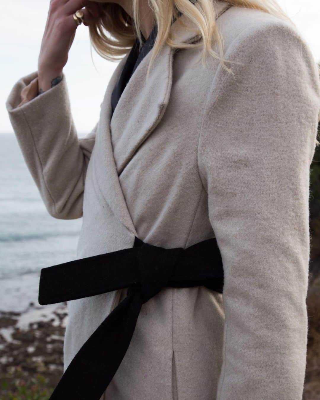 のインスタグラム：「Coats. Wear a pretty one. Looks great over your sweats- I’d say for pickup and drop off but that’s not that common now a days.  HEIDIMERRICK.com」