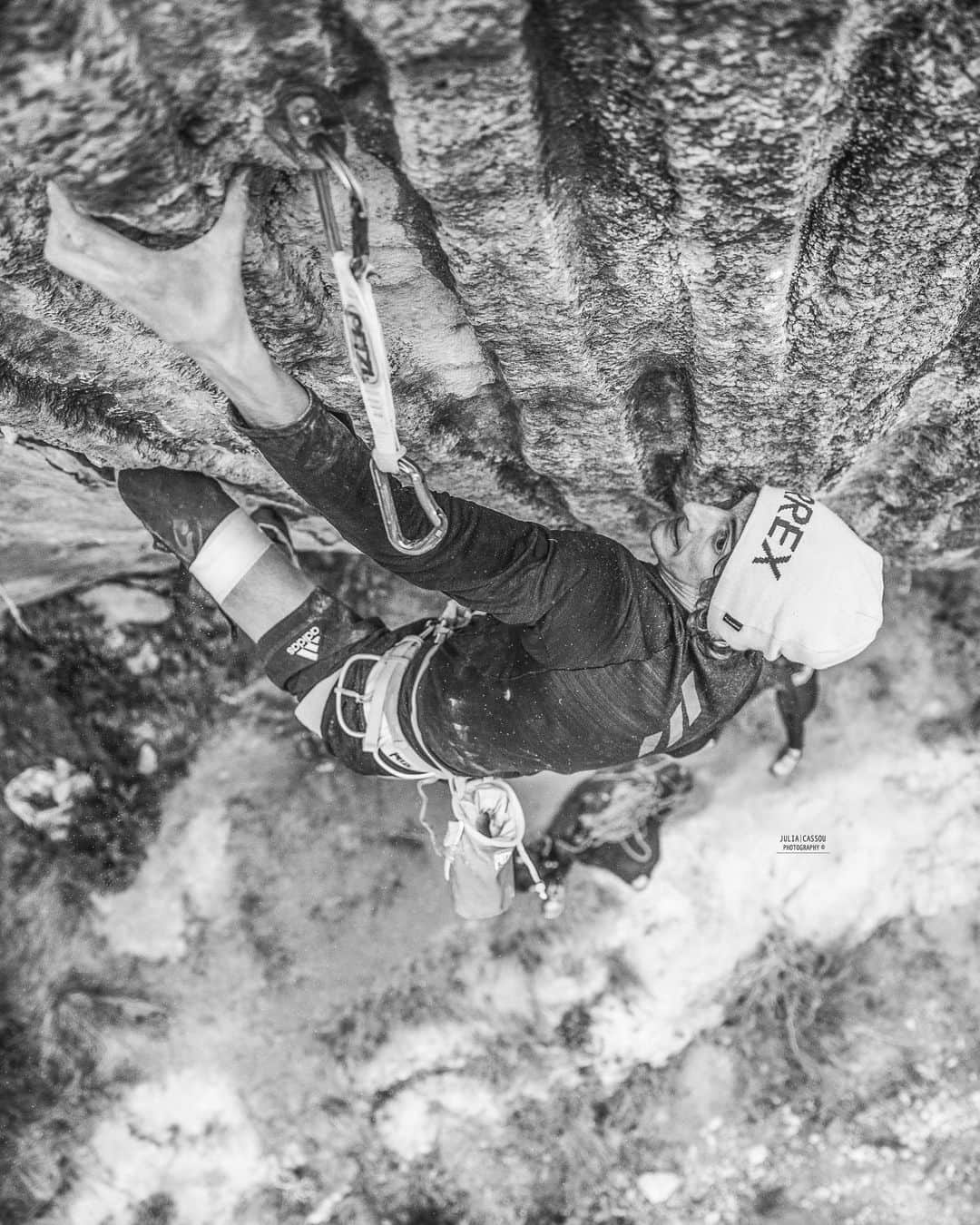 デイブ・グラハムのインスタグラム：「Happy New Year everyone 🥳 After a long cold December I finally feel more adapted to the bouldery style of climbing here in Catalunya and feel my finger strength returning after months of roof climbing on jugs 🤣 I was able to make some proper links in La Capella again, which was reassuring after such a long break from trying the route, but as the wind started picking up and temps settled around 1-3 degrees, it got way too cold to make real tries, or even physically be in the cave for that matter 🥶 In hopes of finding something I could try that was complimentery to La Capella, I decided to revisit an old nemisis of mine, First Ley [9A+] over in Margalef. Ten years ago I honestly couldn’t do shit on this rig, yet this time around I surprisingly found some really good beta for myself, despite a key hold being broken. In the past I just didn’t comprehend the frontal style of climbing, and lacked the power in the pinches to even do the hardest moves, so I was super suprised I could quickly do the route with one hang. I was hoping to make a fast ascent, but after a couple weeks of attempts I couldn’t rise above the cold and most of my tries I’d just numb out in the hard pinch section 🙄 I figured out the moves to the last boulder in First Round First Minute [9B] as well which was super exciting, so hopefully it’s all great preparation and training for the full line, a climb I’ve akways aspired to do 💫 Unfortunately it just dumped about 40 cm of snow and Spain under a very white blanket 😳 Everything will be completely soaked for a few weeks, and they have closed the local climbing gym due to new COVID restrictions, which complicates our climbing scene here for the moment 😭😣 Gonna have to make the best of this situation; it’s time to heal the skin, rest the body, train on the hangboard, and find some dry rigs to climb on that survived the storm 🤣😅🙈!! 🔥📷 by @julia.cassou 🙌🏻 @adidasterrex @fiveten_official @petzl_official @climb_up_officiel @frictionlabs @sendclimbing @climbskinspain @tensionclimbing」