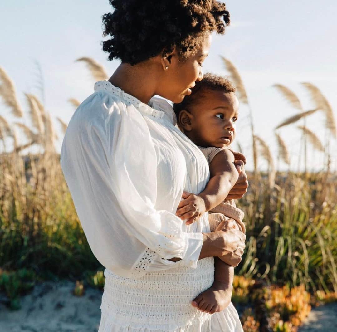 のインスタグラム：「Building an ethical wardrobe starts with the fabrics you choose. Our dresses are 100% organic cotton and, whenever possible, dyed with natural colors from the earth's elements. These pieces should feel good on your skin, and make you feel beautiful from the inside, out.」
