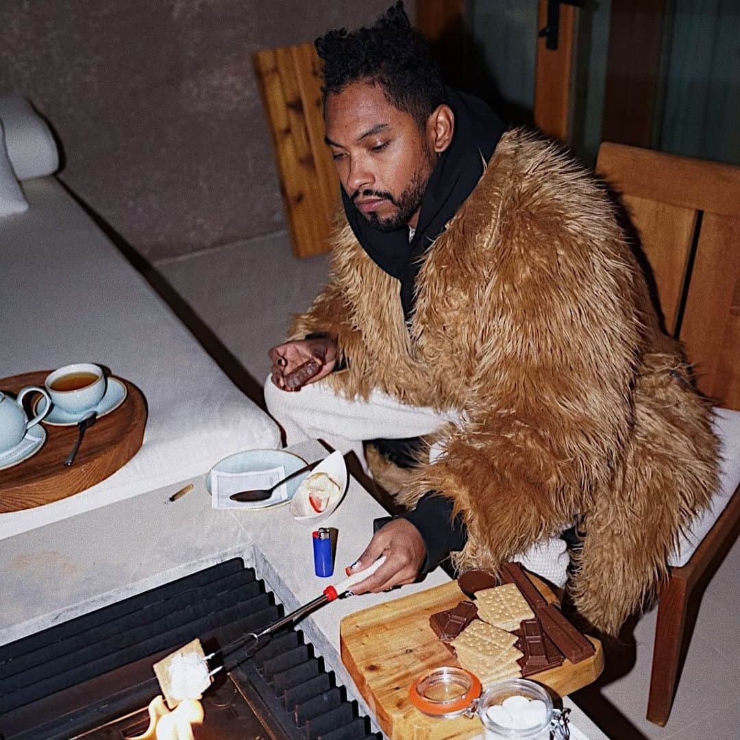 ミゲルのインスタグラム：「World on fire ? make s’mores. 4 and 5 are weekend gems. Love you- M🔪🌹 🙏🏾」