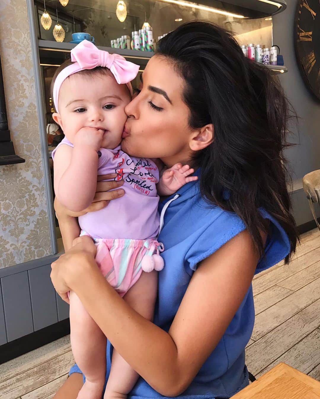 Sazan Hendrixさんのインスタグラム写真 - (Sazan HendrixInstagram)「When asked why mom life is the best life, my answer is simple: I CAN KISS’EM ANYTIME I WANT! *reese in sweet home alabama voice* 💫 #theyloveit #mygirls #teenyandamari」1月12日 2時53分 - sazan