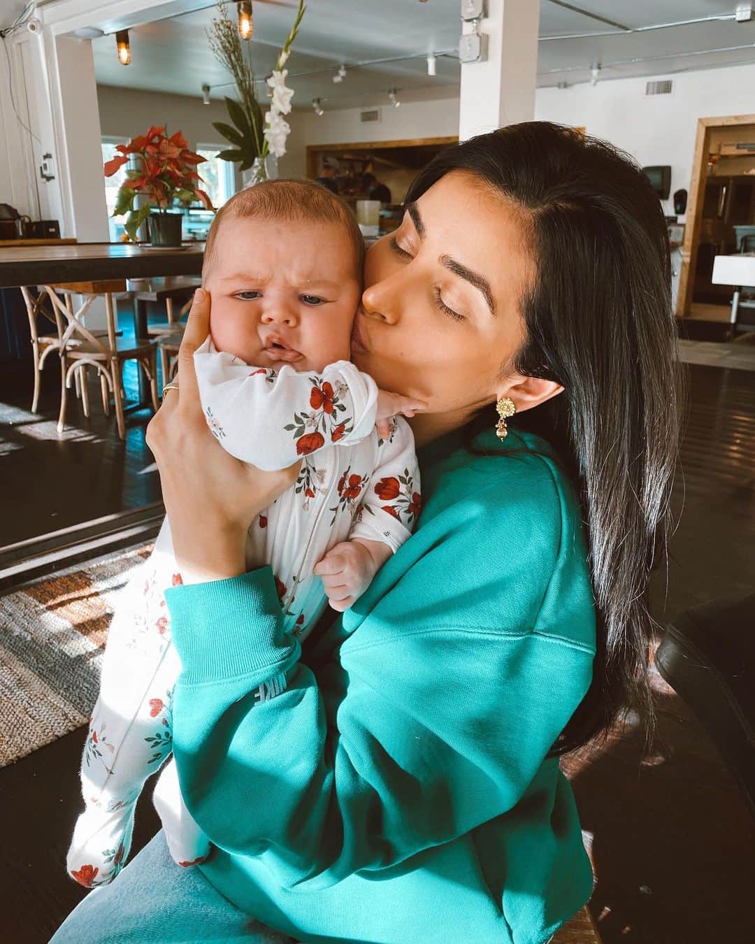 Sazan Hendrixさんのインスタグラム写真 - (Sazan HendrixInstagram)「When asked why mom life is the best life, my answer is simple: I CAN KISS’EM ANYTIME I WANT! *reese in sweet home alabama voice* 💫 #theyloveit #mygirls #teenyandamari」1月12日 2時53分 - sazan