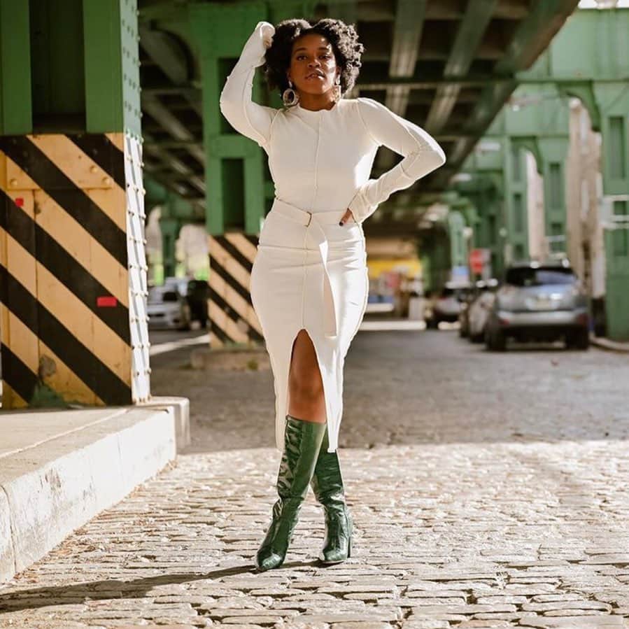 キャサリンマランドリーノのインスタグラム：「Tbt to these boots!😍  📸: @guiltyofglitz_  • • • • #catherinemalandrino #catherinebycatherinemalandrino #boots #winter #shoes #fashion #green #tbt #throwback #pose」