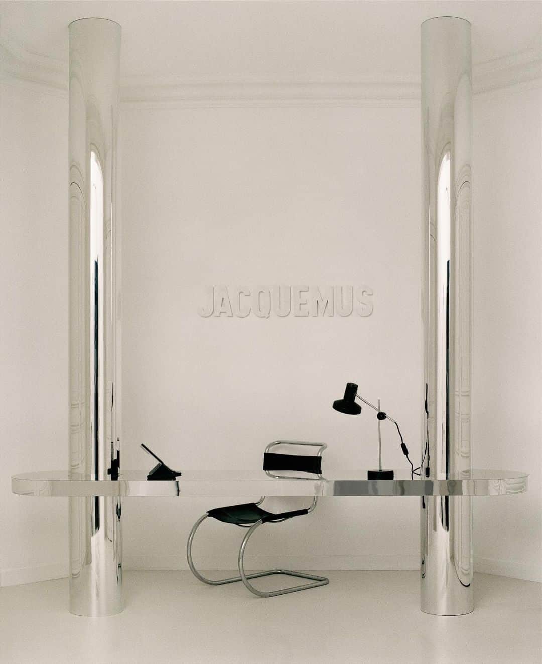 Vogue Parisさんのインスタグラム写真 - (Vogue ParisInstagram)「As the success of @Jacquemus grows, so too does the team and a bigger team needs a bigger space. So 12 months ago, the designer found new premises in the 8th arrondissement of Paris and now he has shared the interiors exclusively with us. "It was important for me to document these offices. I’m so proud to be an independent brand and to have got to this point. It’s now been more than 10 years that the brand has existed and I am so happy that my team and I can work in a space that reflects the sunny and inspiring energy of the @Jacquemus brand. It’s full of positive energy that I hope makes my team happy to come to work each day," he told us.  Images by @julienthomashamon Special thanks to @sophiepinet Set design by @tillduca @samuelbegis」1月12日 2時57分 - voguefrance