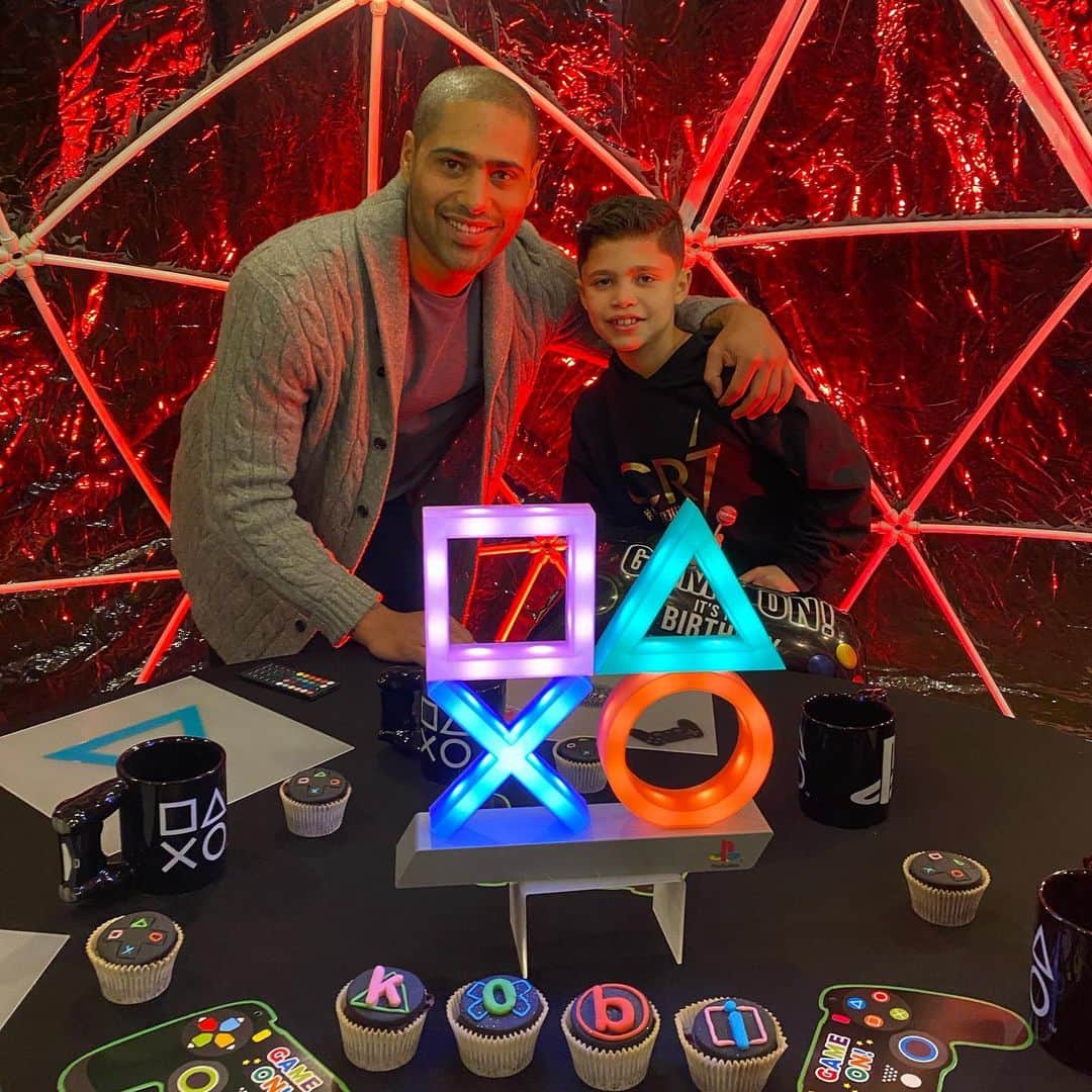 のインスタグラム：「Happy 10th Birthday Champ. We love you so much... shame its just us 5 in the Igloo tonight but it is what it is... have a great day..... love you #son #proud #birthday #10」
