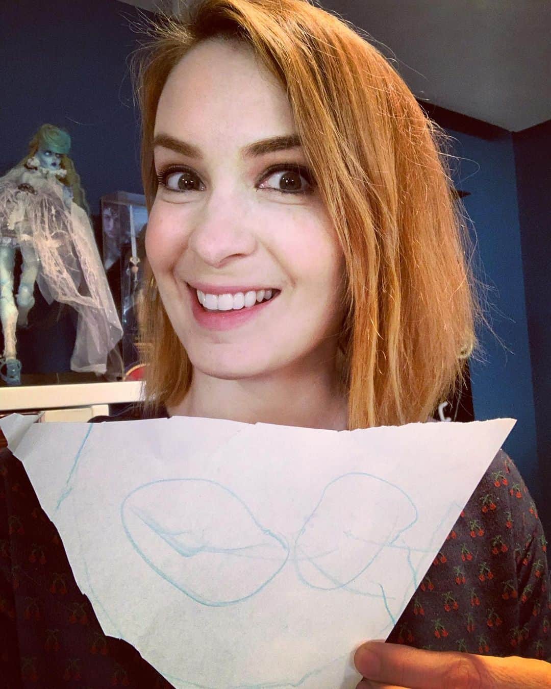 フェリシア・デイのインスタグラム：「Hi. This is the first picture my daughter has ever given to me that she made herself. It’s of my boobies. #parenthood」