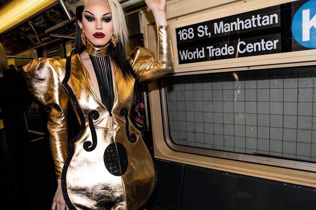 Moschinoさんのインスタグラム写真 - (MoschinoInstagram)「#Repost @10magazine ・・・ Take the commute, but make it fashion...  Inside the 20th Anniversary Issue of 10 Magazine, @claudia.croft rides the subway all the way to @moschino’s pre-fall 2020 show in New York.   “It’s raining hard as we head through the New York night to a former subway station that’s now the city’s Transit Museum. This is the setting for @itsjeremyscott’s Moschino pre-fall show. It’s the first time he’s brought Moschino to the US and he’s keen to give us an authentic NYC experience. As a wide-eyed kid from Kansas City, Missouri, Scott made his first stop on his journey to the top of international fashion the Pratt Institute’s fashion course. In his formative student years, he would whizz all over the city on the subway and found that there was no better place to witness New York’s melting-pot individualism than the heavily graffitied carriages of its trains.”  Follow the LINK IN BIO to read in full.  Photographs by @jcraigmartin.  #Moschino #JeremyScott #NewYork #PreFall2020 #10Magazine #FamilyForeverLove」1月12日 3時05分 - moschino