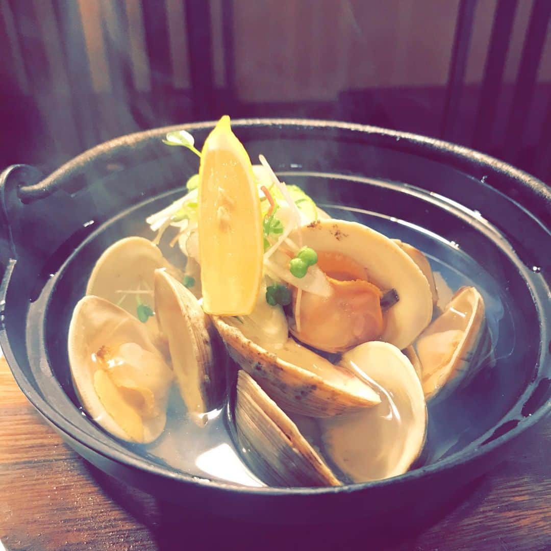 うまかもん九州料理 九州魂天王寺店のインスタグラム：「まいど九州魂（くすだま）天王寺店です！  本日も沢山のお客様にご来店頂き、誠に有難う御座いました！  写真は、この寒い時期に温まって頂きたい一品、ホンビノス貝の酒蒸しです！  明日もHOTな空間創ってお待ちしてます！  #阿倍野居酒屋 #阿倍野グルメ #天王寺グルメ #もつ鍋とハイボール #馬刺しと焼酎 #炭火焼きと焼酎 #餃子とビール #活き貝と日本酒」