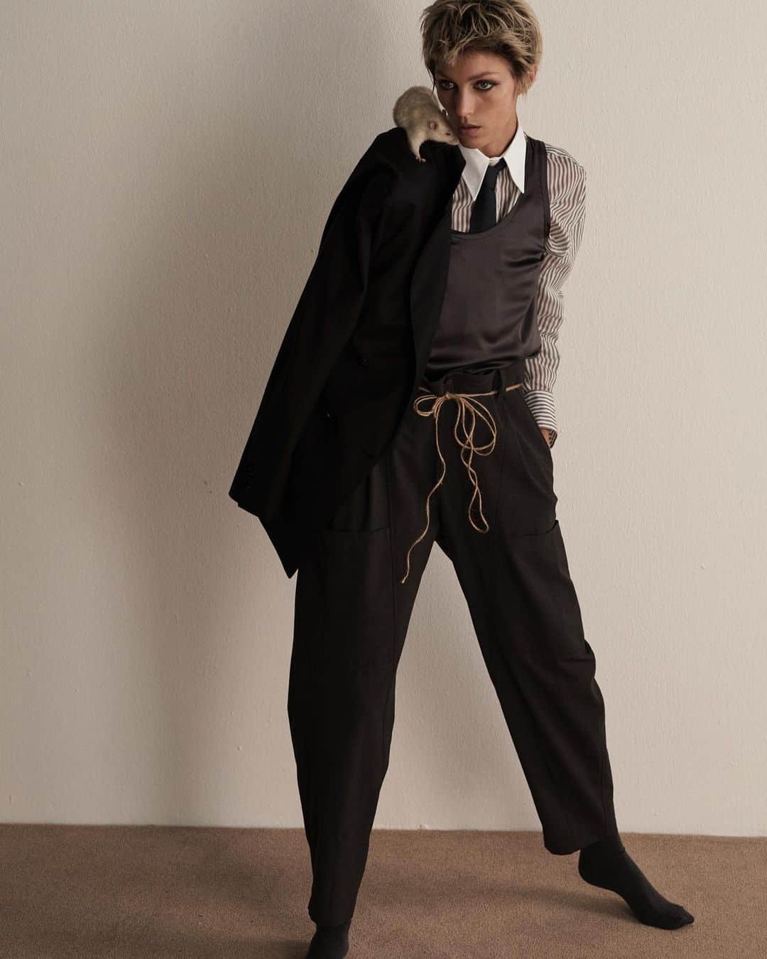アニヤ・ルービックのインスタグラム：「Byłam podekscytowana zaproszeniem i stworzeniem autoportretów dla Vogue Italia #animalissue @vogueitalia  Zwierzęta i współczesnych ludzi łączy ewolucyjna więź od ponad 200 000 lat.  Przez ten olbrzymi okres czasu zwierzęta byłyL często naszymi nauczycielami i naszą inspiracją, naszymi towarzyszami, naszym naturalnym zasobem. Obecnie, wkraczamy w czasy, w których cywilizacja przyspiesza zmiany w świecie przyrody , w tym wymieranie gatunków, w tempie nigdy wcześniej nie zanotowanym w historii ludzkości.  W 2021 r. tak bardzo ważne jest, abyśmy szanowali i chronili inne gatunki, które zamieszkują razem z nami planetę Ziemię.   Postanowiłam podzielić się moimi stronami Vogue z jednym z najbardziej niezrozumianych gatunków zwierząt na świecie. Rattus Chordata.  Pokorny szczur.  Fizjologicznie, neurologicznie i hormonalnie bardzo podobny do człowieka. Szybko się uczą i są w stanie nawet zrozumieć skomplikowane schematy.  Szczury są ważną częścią naszego ekosystemu.  Są wykorzystywane do badań przesiewowych w kierunku gruźlicy, wytresowane szczury pomagają usuwać miny i odegrały ogromną rolę w naszych osiągnięciach biomedycznych. Te niesamowicie sprytne stworzenia, smukłe, ze spiczastymi głowami, włochatymi ogonami i dużymi futrzanymi uszami, były inspiracją dla świata sztuki od wieków, od starożytnego Egiptu po Vincenta Van Gogh’a i Banksy'ego.  Mój wybór zwierzęcia jest również osobisty.  Parę lat temu pokochałam szczurzycę o imieniu Fibi. Była moją najdroższą towarzyszką, kiedy przeprowadziłem się do Nowego Jorku w 2003 roku. Była to mieszanka Dumbo Rex, z wielkimi uszami. W dzień siadała mi na ramieniu, wieczorami się przytulała, nauczyłem ją aportować.  Przemyciłam ją nie raz samolotem lecąc do Polski na Boże Narodzenie, gdzie uwielbiała podgryzać najcenniejsze książki mojej mamy.  Kiedy Fibi odeszła na zapalenie płuc w 2005 roku miałem złamane serce.  Moja mała przyjaciółka zostawiła mnie i zabrała ze sobą kawalątek mojej duszy.」