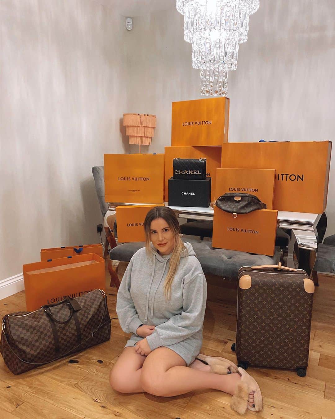 ジョージア・コウソウロウのインスタグラム：「£10,000 GIVEAWAY 🛍💷❗️ . £4k Chanel Bag, £4k of Louis Vuitton & £2k CASH! . To win all this👇🏼 . 1️⃣ Follow @social.reign and EVERYONE they are following (Takes 10 seconds) . 2️⃣ Tag a friend! (The more comments the more entries)  . Bonus Entry share on your story 🗣  Winner announced on @social.reign’s page on 31st of January 2021 . Good luck guys 🤞🏼❤️ . T&C’s apply DISCLAIMER: This competition is in no way affiliated with Chanel, Louis Vuitton or Instagram {AD} ( PLEASE ignore any messages asking for your bank details!!! )」