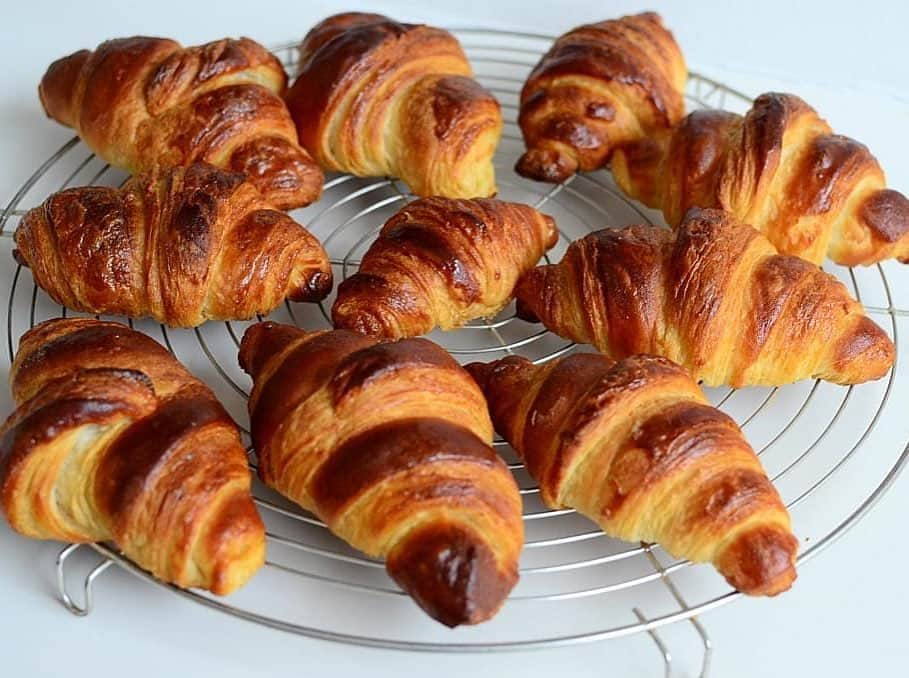 Rie's Healthy Bento from Osloさんのインスタグラム写真 - (Rie's Healthy Bento from OsloInstagram)「Baked Croissants today :-)   🥐🥐🥐🥐🥐　#homebaked #homebakedbread #croissant #パン作り #クロワッサン　#baking #hjemmelaget #hjemmebakt」1月12日 3時22分 - rieshealthycooking