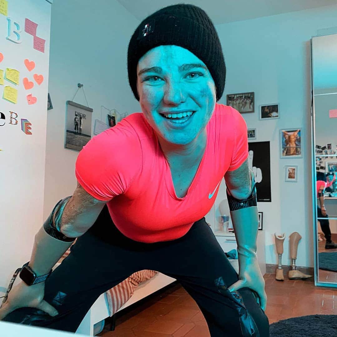 ベアトリーチェ・ヴィオのインスタグラム：「Vi presento l'Avatar che studierà al mio posto per la nuova sessione all’università 😅📚.  Io intanto andrò ad allenarmi 🤺🦾」