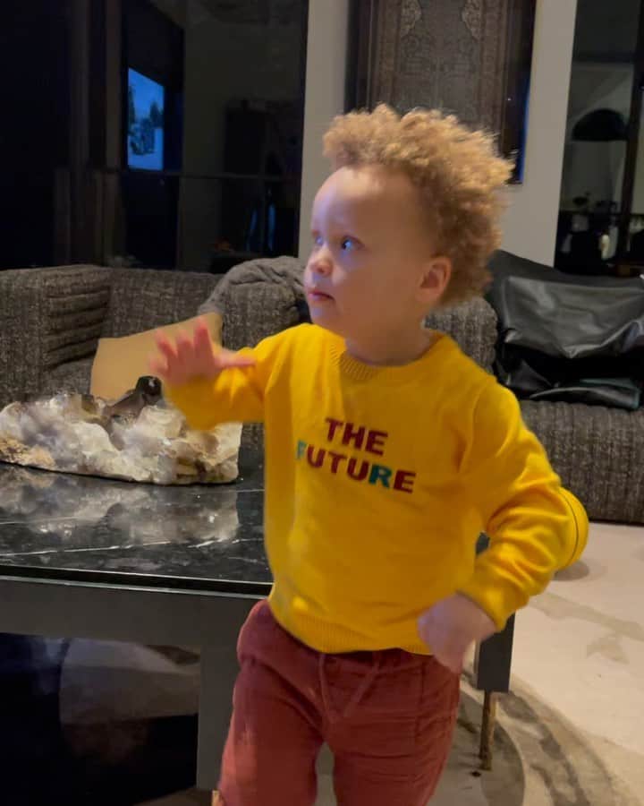 エイヨシャ・カレーのインスタグラム：「It’s been so dope getting to see Canon actually interested in watching his uncles and daddy hoop!!! What a dream. “Euro-STEP!” @dami0nlee @sdotcurry @stephencurry30 🐺 and so it begins 🏀」