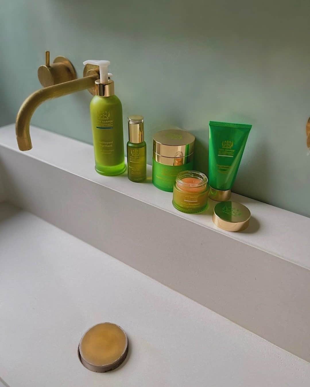 MR PORTERのインスタグラム：「Go green 🍃 Today, we welcome @tataharperskincare to the MR PORTER grooming cabinet. Founded in 2010 by husband and wife Henry and Tata Harper on a 1,200-acre organic farm in the Champlain Valley of Vermont, the brand is committed to a zero-shortcuts, 100% natural 'farm-to-face' approach. Using over 300 raw ingredients - it's the green boost your skin needs. Head to the link in bio to discover the new arrival. # MRPORTERatHome  Shop the story: Tata Harper - Purifying Cleanser, 125ml, Tata Harper - Retinoic Nutrient Face Oil, 30ml, Tata Harper - Resurfacing Mask, 30ml」