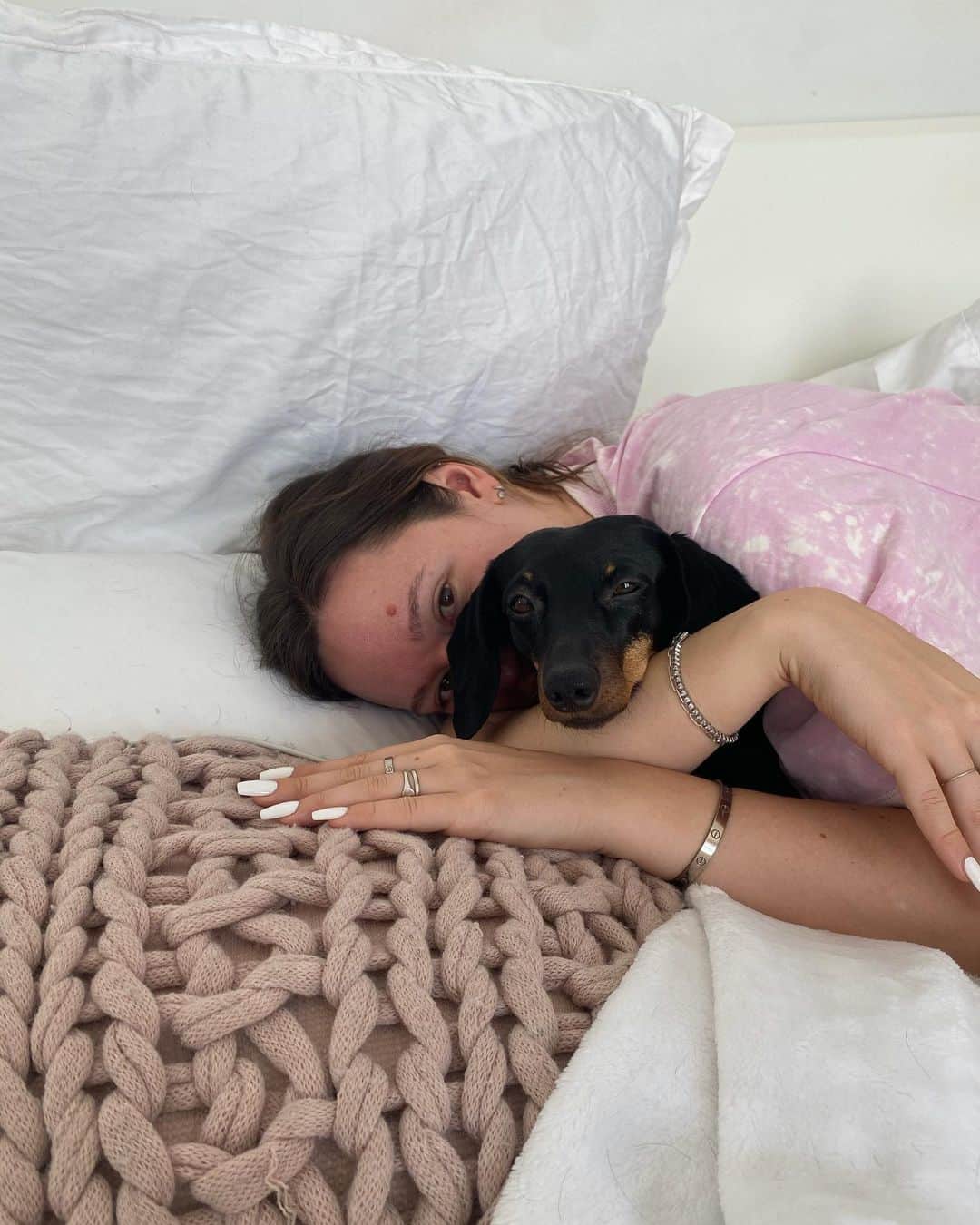 アリーシャ・マリーさんのインスタグラム写真 - (アリーシャ・マリーInstagram)「morning cuddles 🐾  ps..what’s ur dog / cats name?? 🤍」1月12日 3時27分 - alisha