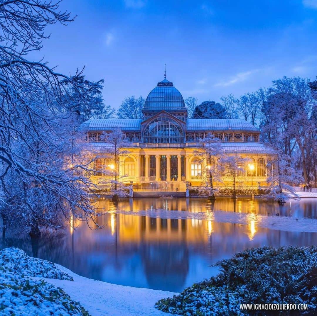 Instagramersさんのインスタグラム写真 - (InstagramersInstagram)「Enjoy the lights at the extraordinary snowy photo of Madrid’s Cristal Palace by @iizquierdo and @igersspain 🥶❄️📸✨ #igersmadrid #igersspain #igers」1月12日 3時30分 - igers