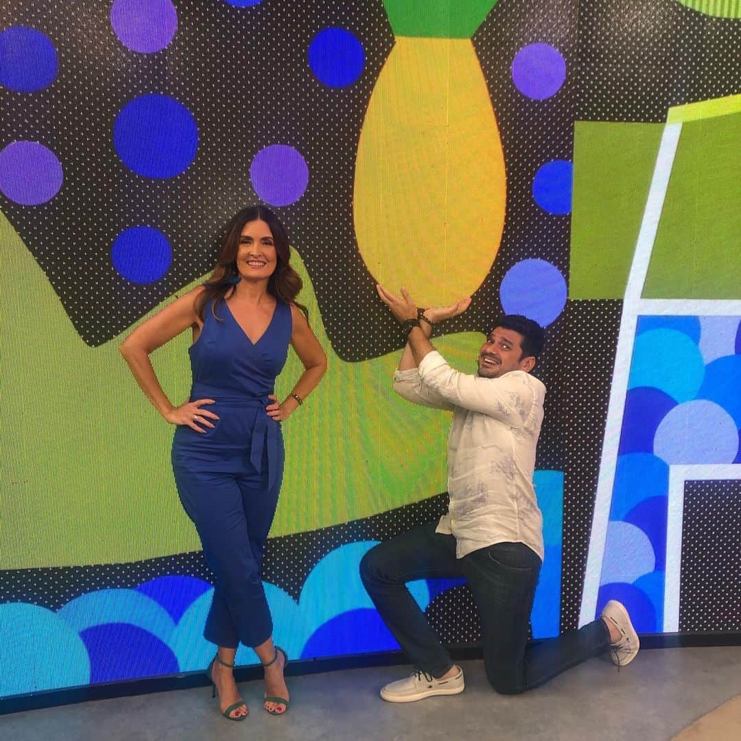 ファチマ・ベルナルデスのインスタグラム：「A gente adora interagir com o cenário ecom os convidados, né, @curvello_andre? Hj a educadora @andrearamal5 falou sobre o Enem e a campanha dos estudantes pra que o exame seja adiado. Vale a pena conferir no #encontrocomfatima」