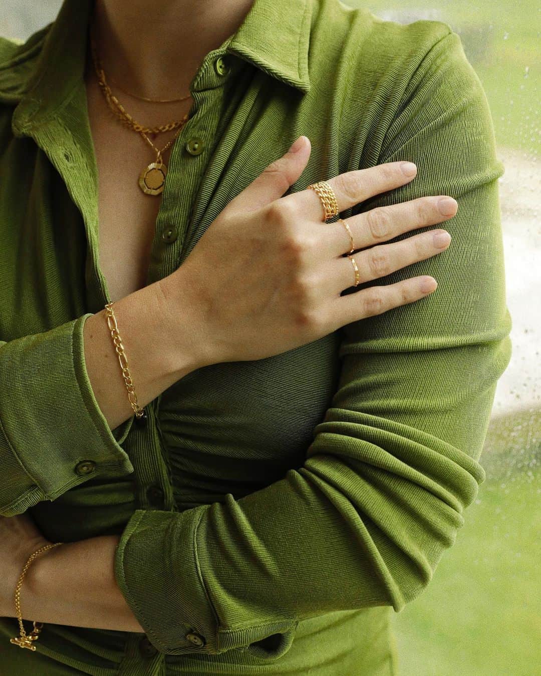 Estée Lalondeのインスタグラム：「It’s not easy being green 🐸 #esteelalondeXdaisy @daisy_jewellery」