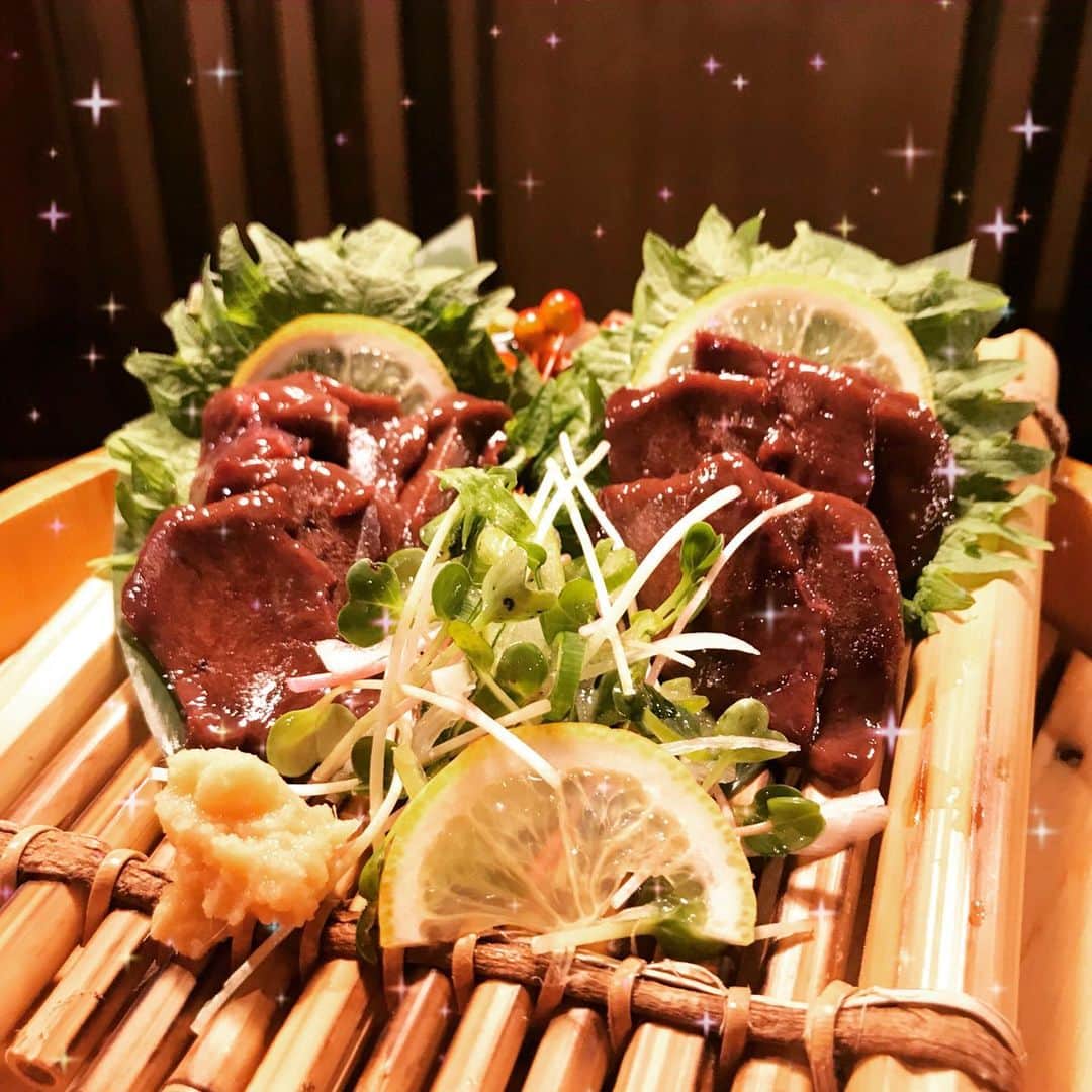 うまかもん九州料理 九州魂天王寺店のインスタグラム：「まいど九州魂（くすだま）天王寺店です！  ヤリイカには負けへんで、と久々の登場！鮮馬刺しレバー！  塩と胡麻油で旨いやつぅ！  明日も、ご来店お待ちしてますぅ！  #阿倍野居酒屋 #阿倍野グルメ #天王寺グルメ #もつ鍋とハイボール #馬刺しと焼酎 #炭火焼きと焼酎 #餃子とビール #活き貝と日本酒」
