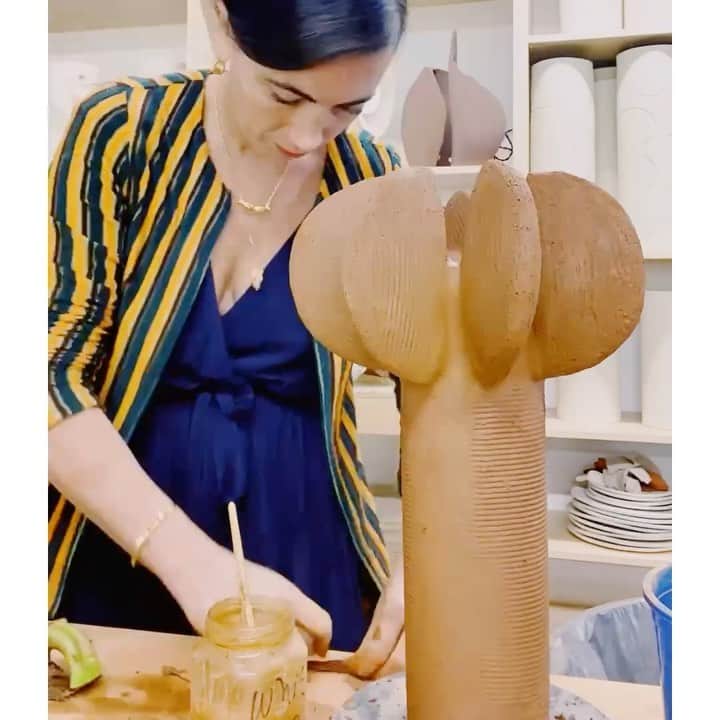 アポロジーのインスタグラム：「On Monday it’s Atelier !!! /// /// Le lundi c’est la folie  One day someone will write my text ... in the mean time I am sorry to be so lame ... But I love my atelier anyway !   #everythingmadeinhouse #handmade #ceramics #handbuilding #specialorder #art #sculpture」