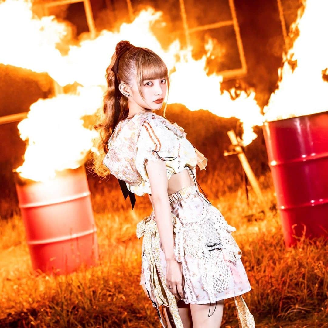 東佳苗のインスタグラム：「zocメジャーデビュー1/20🔥🧡 リリース「AGE OF ZOC/DON'T TRUST TEENAGER」🔥のアー写etc❤︎ にっちゃんのポニーテール最強説…🧡🧡🧡 #西井万理那 #zoc #縷縷夢兎」