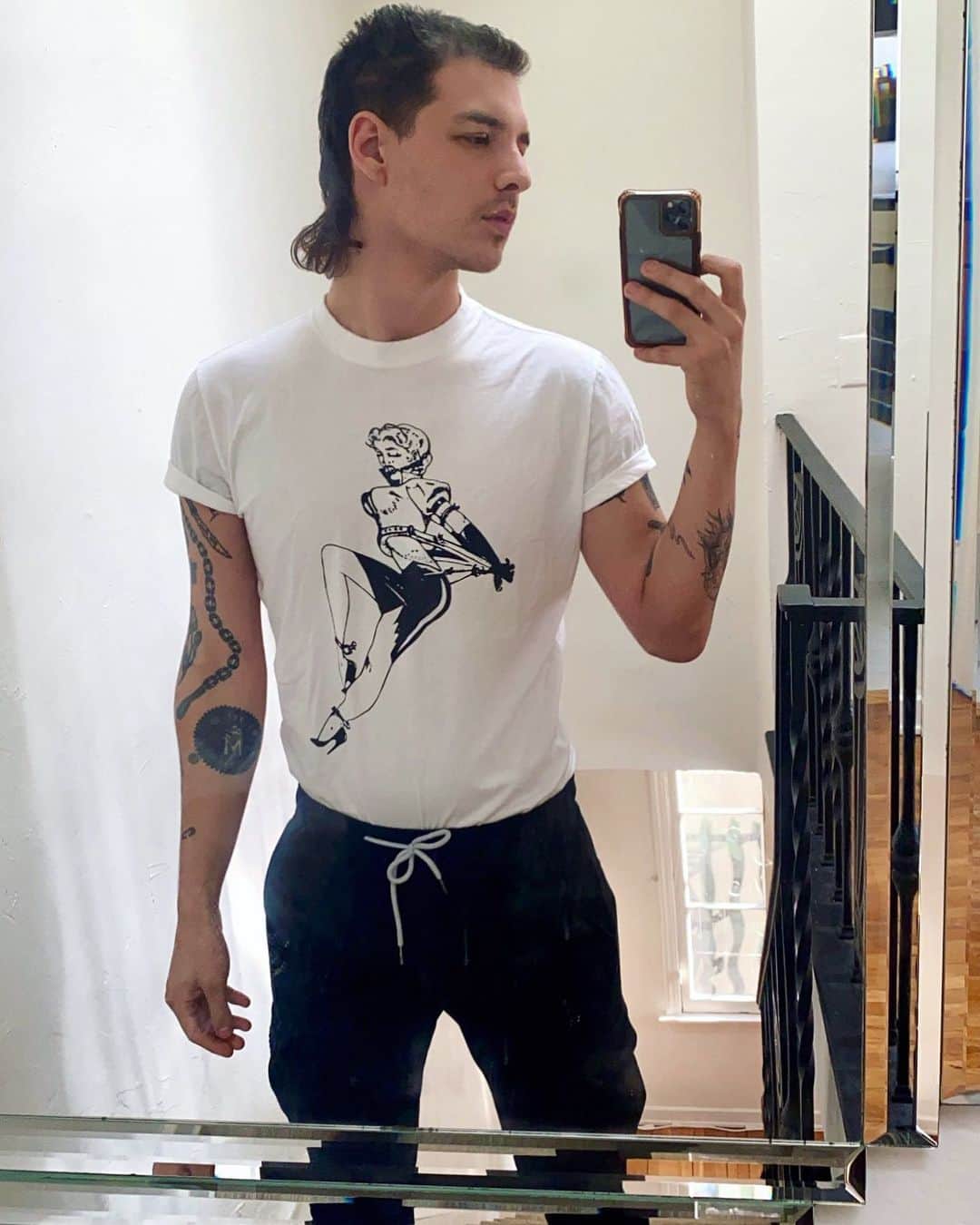 ヴァイオレット・チャチキのインスタグラム：「Kiss me until my lips fall off」