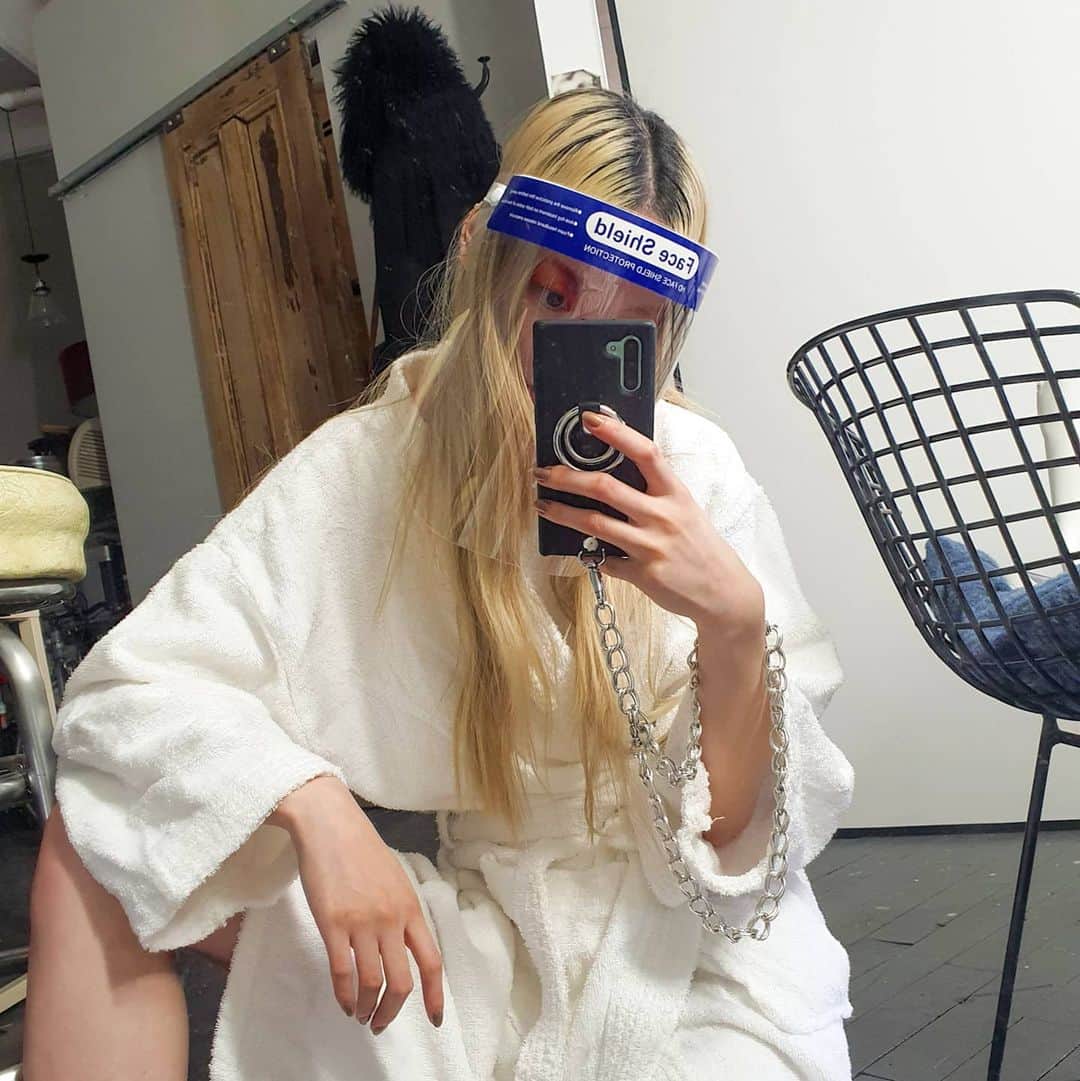 フェルナンダ・リーのインスタグラム：「Ah yes, face shield fashion」