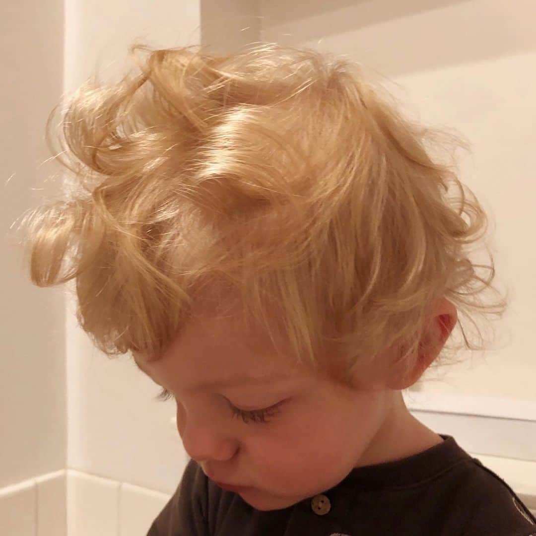 のインスタグラム：「Lucky these two hairdressers had a baby with such a mane! 🍦💫 @dennisgots」