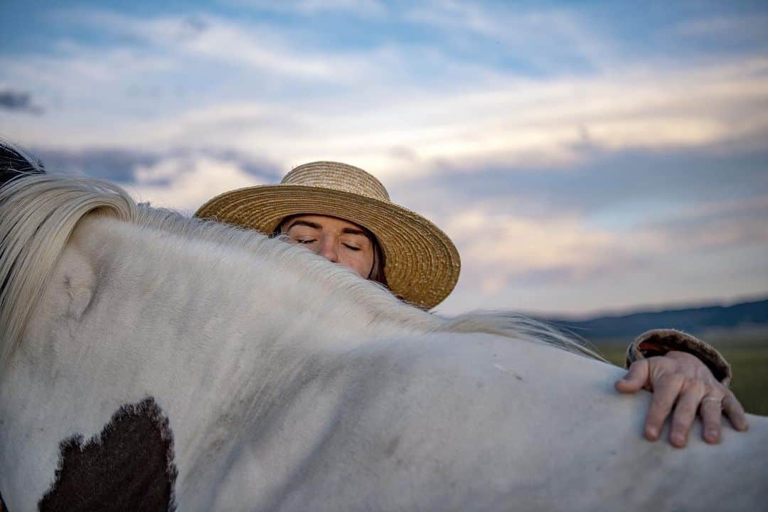 NikonUSAさんのインスタグラム写真 - (NikonUSAInstagram)「From quiet time on the ranch to horseback rides with reigns in one hand and a camera in the other, Nikon Ambassador @amivitale gives us a behind-the-scenes look at a recent photoshoot at a Montana ranch. Tap the link in our bio to get the details.  📸: D6 and AF-S NIKKOR 24-70mm f/2.8E ED VR」1月12日 3時44分 - nikonusa