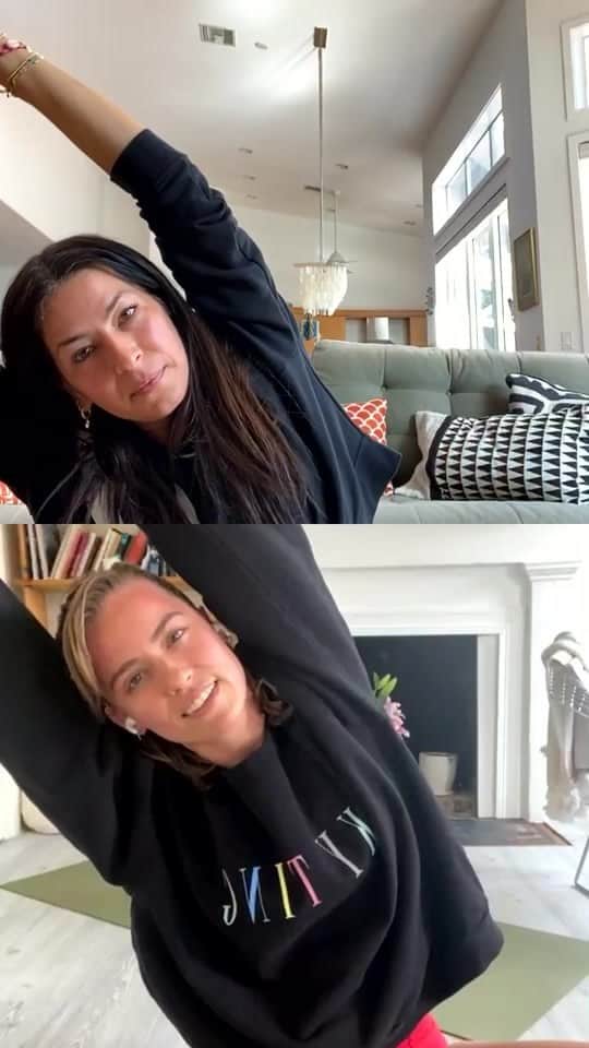 レベッカミンコフのインスタグラム：「It’s January and we all make resolutions that sometimes don’t stick. Since health is top of mind, I wanted to give you some #iglive around things for body and spirit. Join us for this flow! Subscribe to the @skyting app for more like this!」