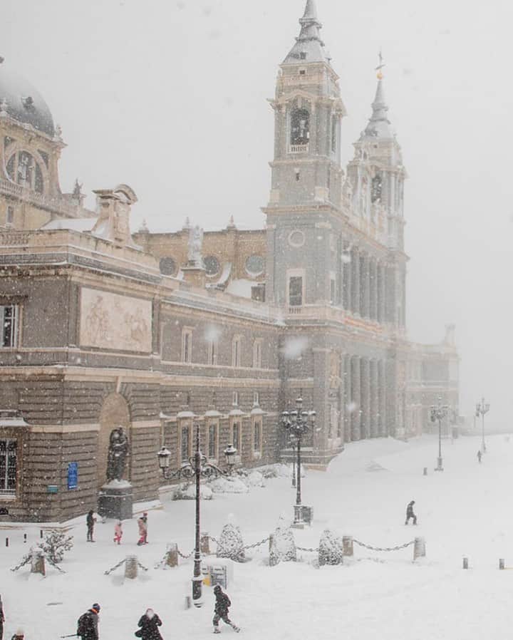 Lonely Planetのインスタグラム：「❄️ Snowball fight!  This weekend Spain got blanked by around 25 to 50 centimetres of snow, something that hadn’t happened in decades.  Tap the link in our bio to read all about this unexpected weather event.」