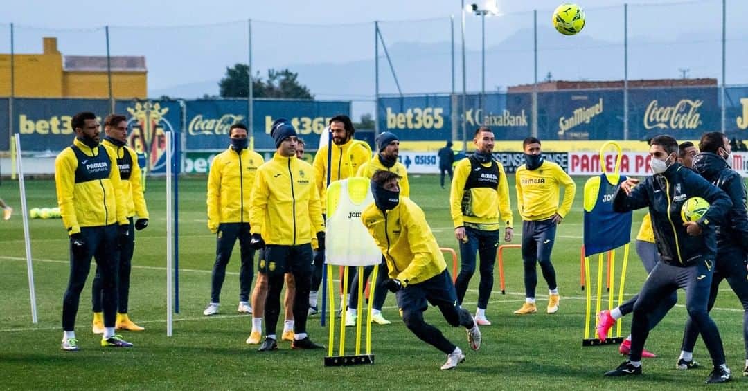ビジャレアルCFのインスタグラム：「¡¡Rááááápiiiidooooo 🚀🚀🚀!! . Quick 🚀🚀🚀!! . #futbol #soccer #football #laliga #villarreal #submarino」