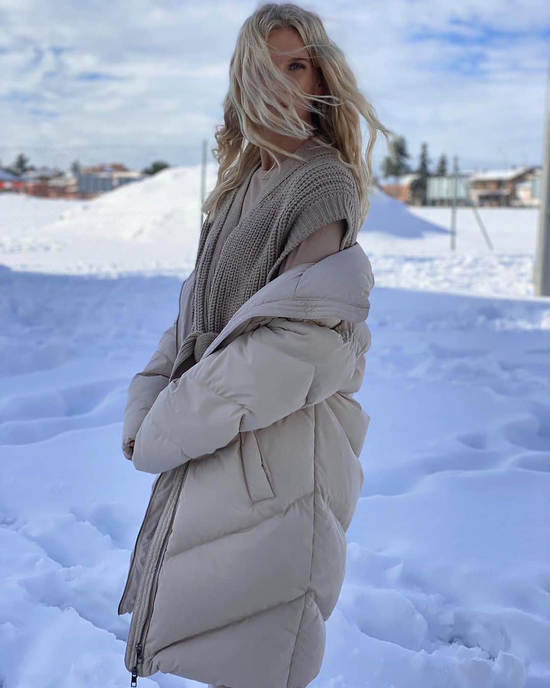 ソフィア・ヤコブソンさんのインスタグラム写真 - (ソフィア・ヤコブソンInstagram)「A bit windy but still enjoying the snow! 🌬👁🥾❄️」1月12日 4時04分 - sofiajakobsson