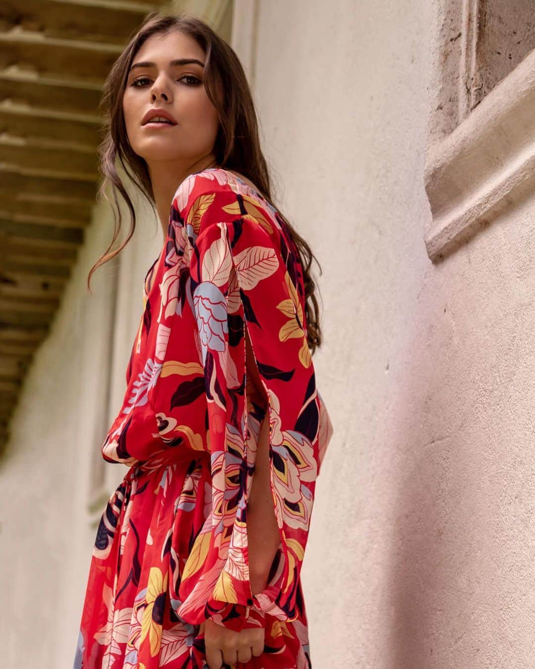 オンダデマーのインスタグラム：「#NewCollectionOny La versatilidad, los colores vibrantes y estampado floral hacen de nuestro vestido Ony una pieza icónica de la nueva colección. Perfecto para las noches en la playa o en la ciudad. ¡Con los accesorios puedes transformar su uso!」